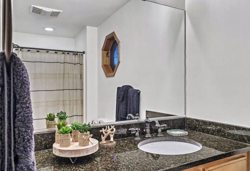 Spacious Murphy Cabin W/ Game Rooms + Mtn Views!