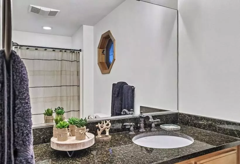 Spacious Murphy Cabin W/ Game Rooms + Mtn Views!