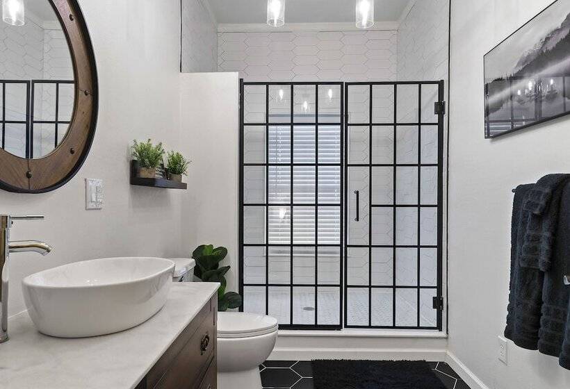 Spacious Murphy Cabin W/ Game Rooms + Mtn Views!