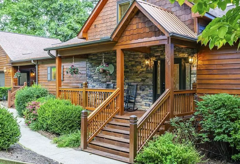 Spacious Murphy Cabin W/ Game Rooms + Mtn Views!