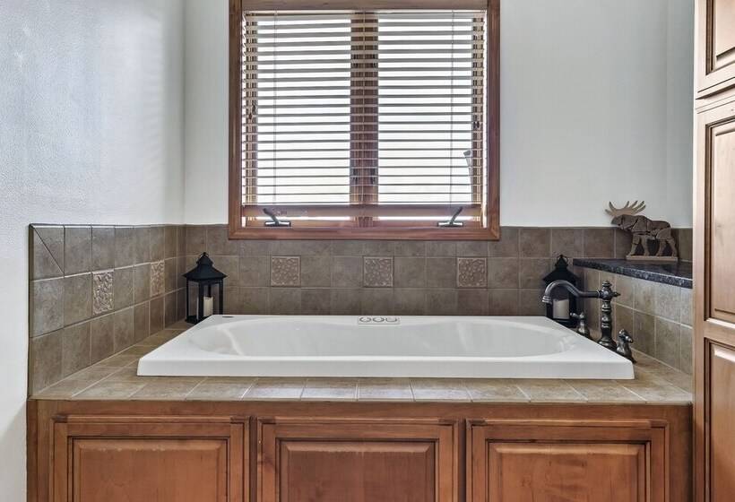 Spacious Murphy Cabin W/ Game Rooms + Mtn Views!