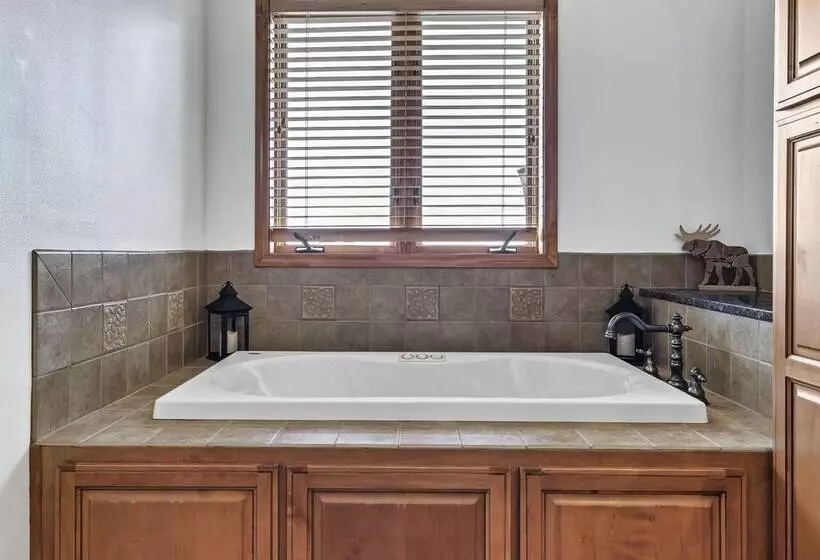 Spacious Murphy Cabin W/ Game Rooms + Mtn Views!