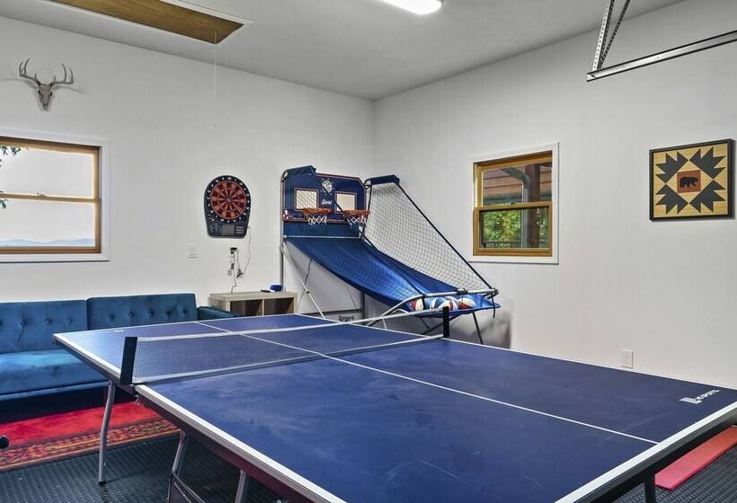 Spacious Murphy Cabin W/ Game Rooms + Mtn Views!