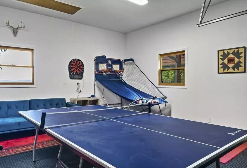 Spacious Murphy Cabin W/ Game Rooms + Mtn Views!
