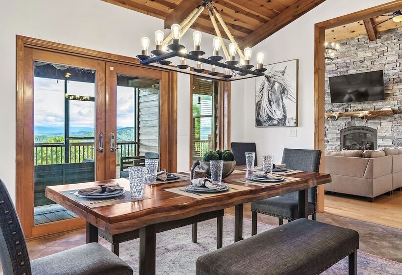 Spacious Murphy Cabin W/ Game Rooms + Mtn Views!