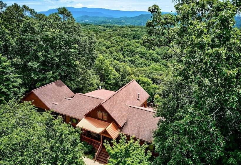 Spacious Murphy Cabin W/ Game Rooms + Mtn Views!