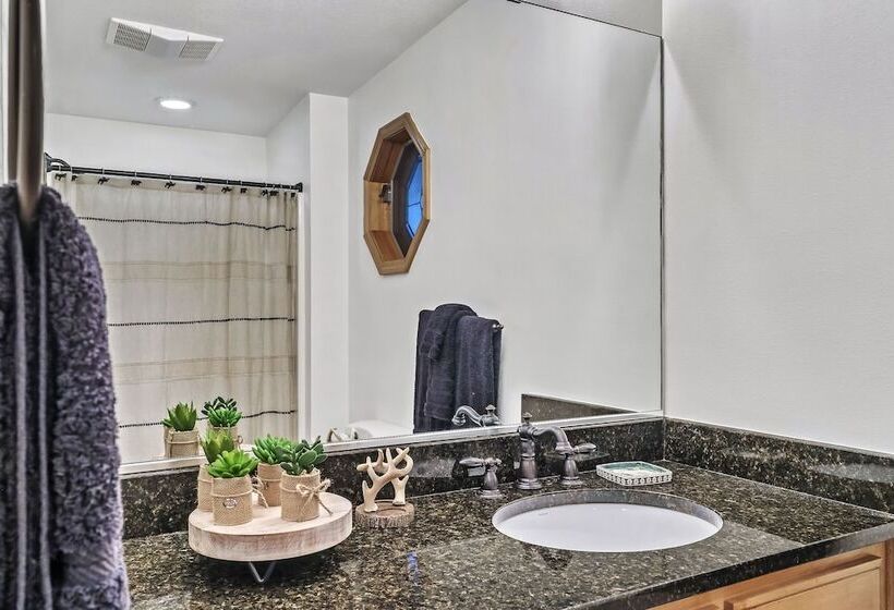 Spacious Murphy Cabin W/ Game Rooms + Mtn Views!