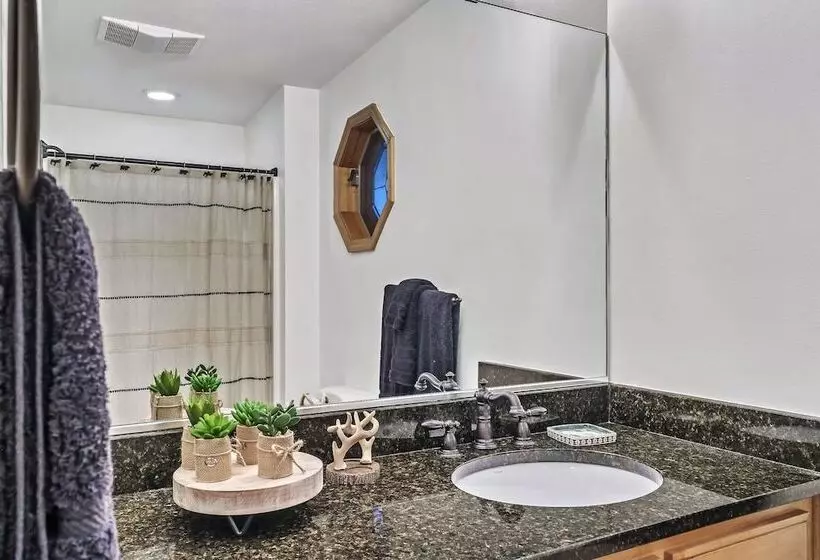 Spacious Murphy Cabin W/ Game Rooms + Mtn Views!