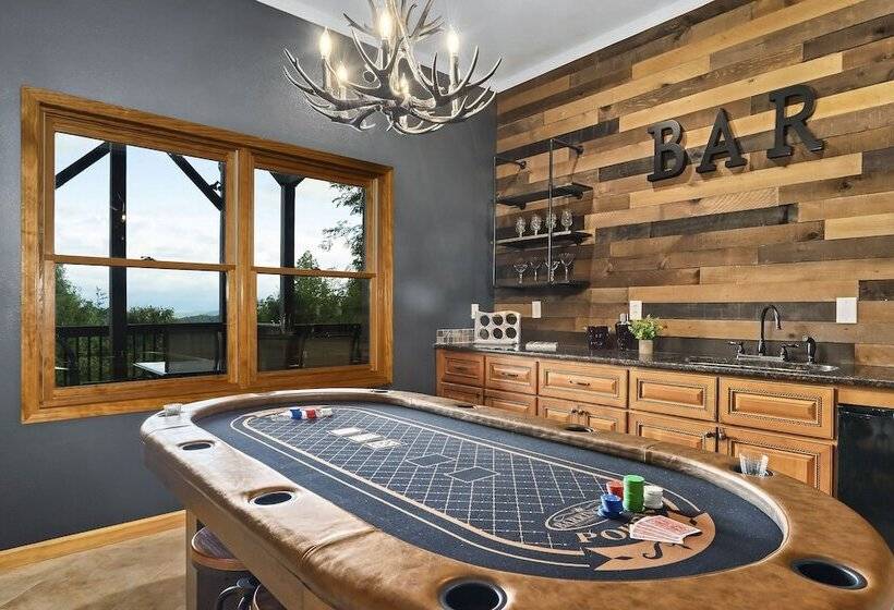 Spacious Murphy Cabin W/ Game Rooms + Mtn Views!