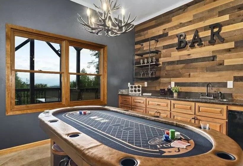 Spacious Murphy Cabin W/ Game Rooms + Mtn Views!