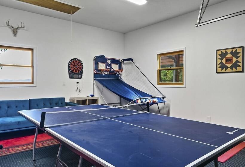 Spacious Murphy Cabin W/ Game Rooms + Mtn Views!
