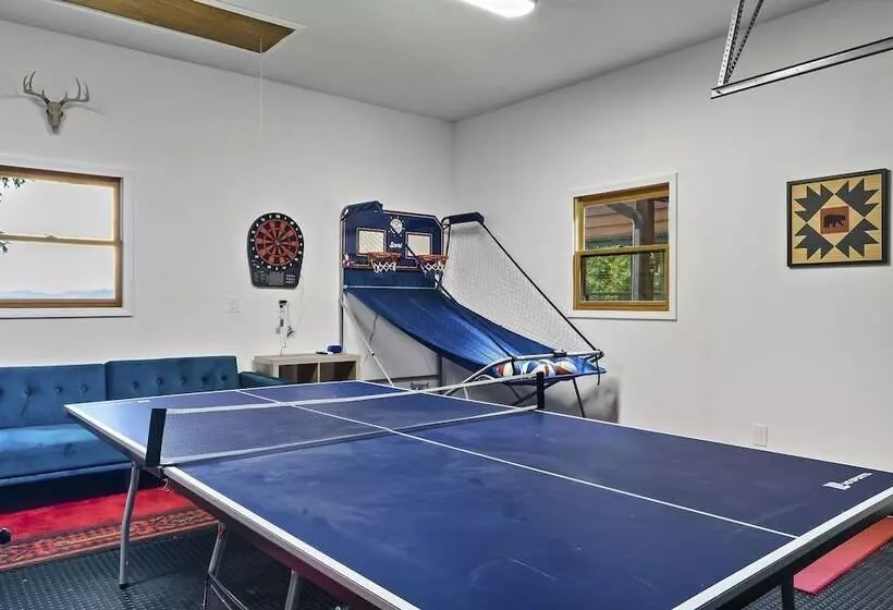 Spacious Murphy Cabin W/ Game Rooms + Mtn Views!