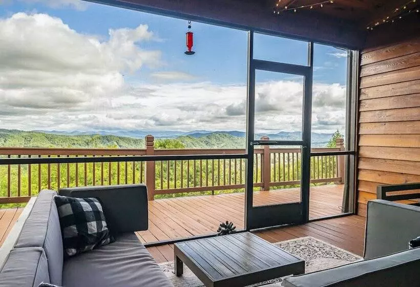 Spacious Murphy Cabin W/ Game Rooms + Mtn Views!