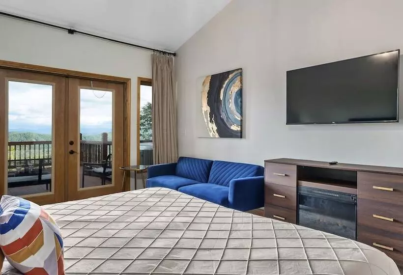 Spacious Murphy Cabin W/ Game Rooms + Mtn Views!