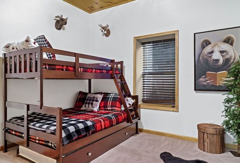 Spacious Murphy Cabin W/ Game Rooms + Mtn Views!