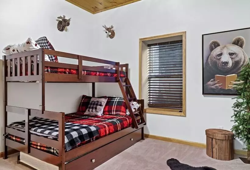 Spacious Murphy Cabin W/ Game Rooms + Mtn Views!