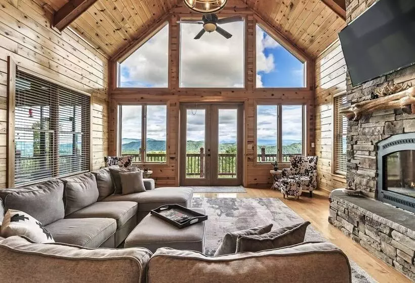 Spacious Murphy Cabin W/ Game Rooms + Mtn Views!