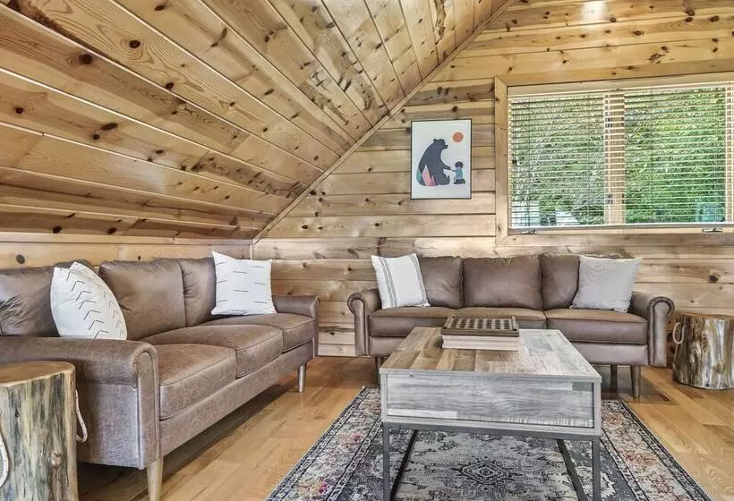 Spacious Murphy Cabin W/ Game Rooms + Mtn Views!