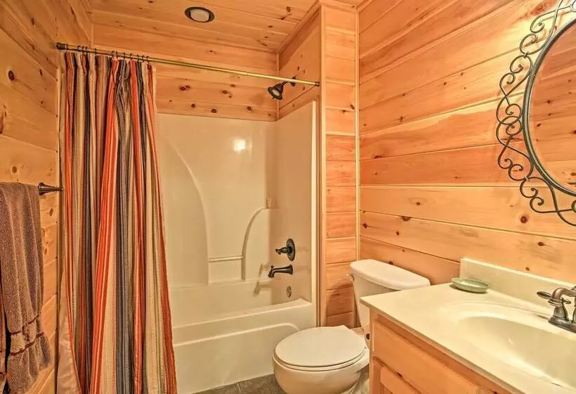 Spacious & Secluded Cabin: 25 Mi To Bentonville!