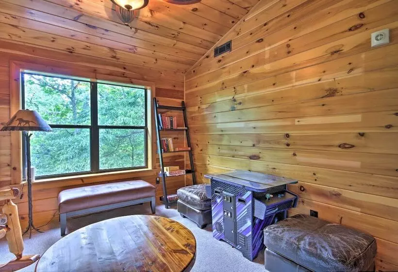 Spacious & Secluded Cabin: 25 Mi To Bentonville!