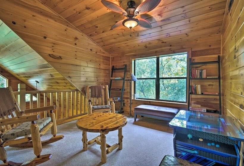 Spacious & Secluded Cabin: 25 Mi To Bentonville!