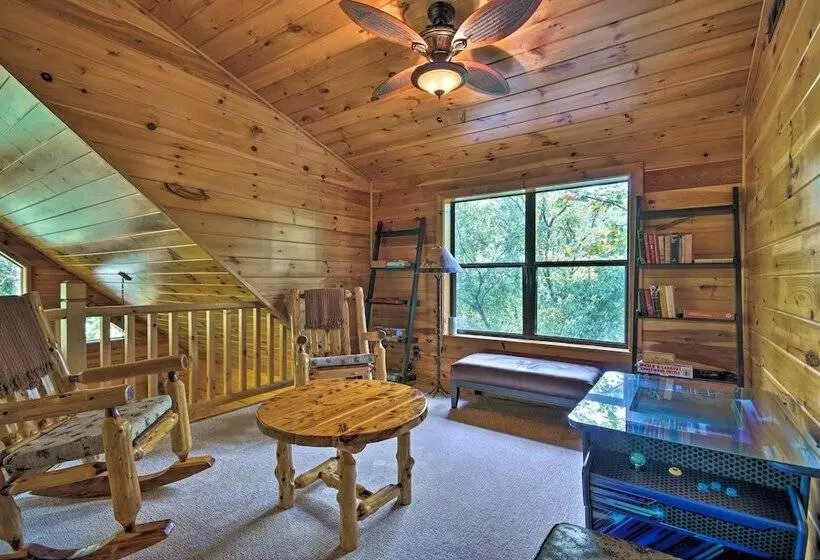 Spacious & Secluded Cabin: 25 Mi To Bentonville!