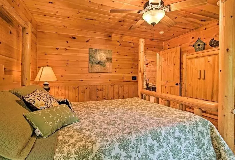 Spacious & Secluded Cabin: 25 Mi To Bentonville!