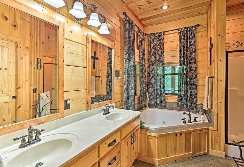 Spacious & Secluded Cabin: 25 Mi To Bentonville!