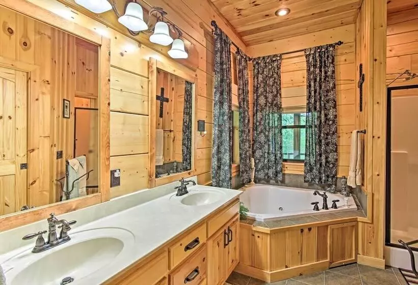 Spacious & Secluded Cabin: 25 Mi To Bentonville!