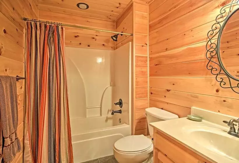 Spacious & Secluded Cabin: 25 Mi To Bentonville!