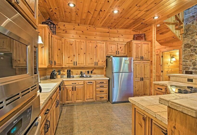 Spacious & Secluded Cabin: 25 Mi To Bentonville!