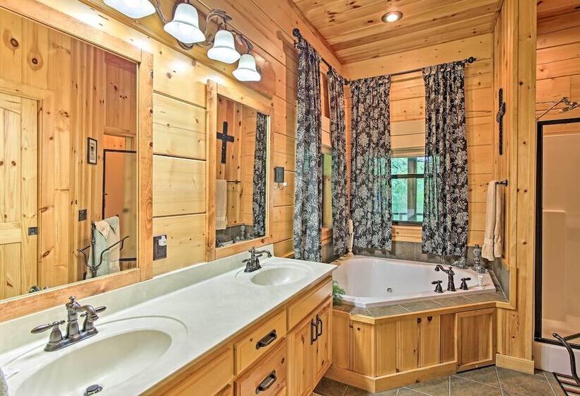 Spacious & Secluded Cabin: 25 Mi To Bentonville!