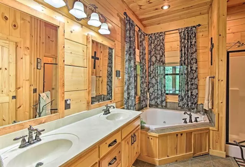 Spacious & Secluded Cabin: 25 Mi To Bentonville!