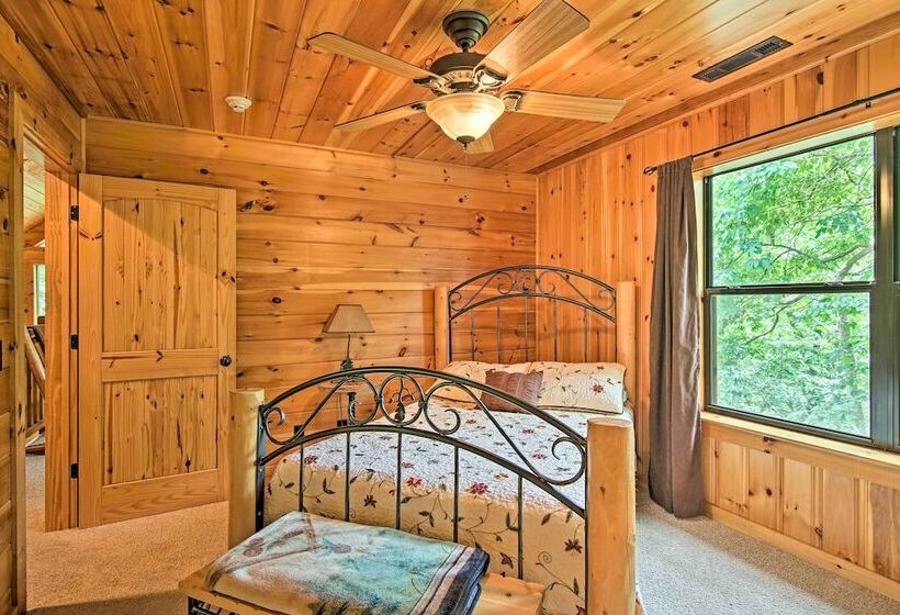 Spacious & Secluded Cabin: 25 Mi To Bentonville!