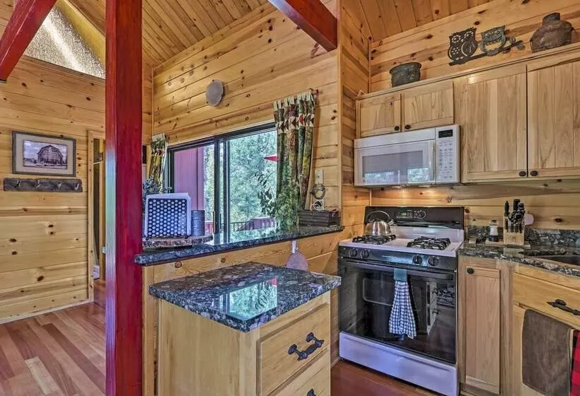 Furnished Deck: Romantic Strawberry/pine Studio!