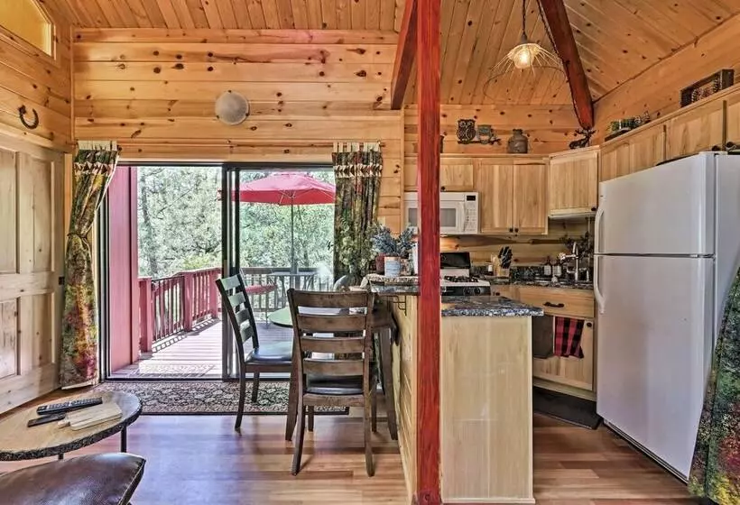 Furnished Deck: Romantic Strawberry/pine Studio!