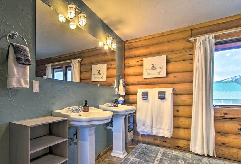 Stunning Mountain View Ranch On 132 Acres!