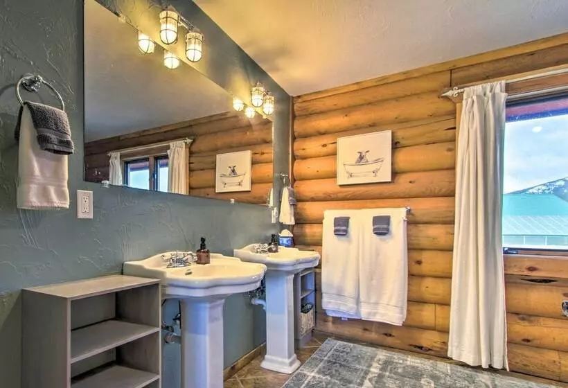 Stunning Mountain View Ranch On 132 Acres!