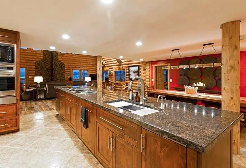 Stunning Mountain View Ranch On 132 Acres!