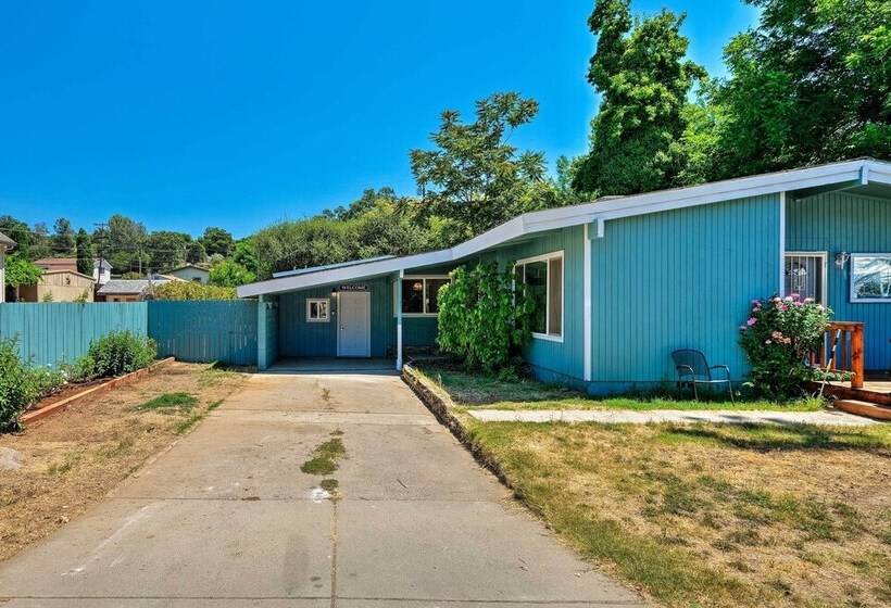 Quaint Jamestown Home W/ Yard: Half Mi To Downtown