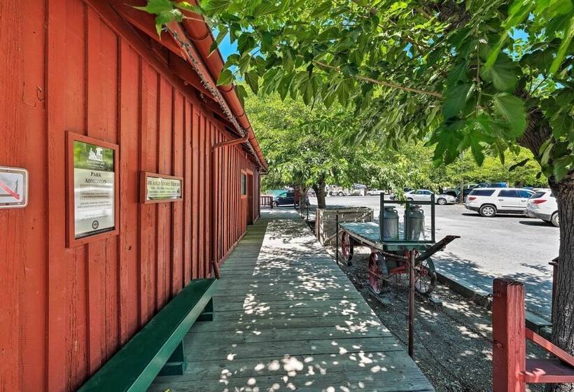 Quaint Jamestown Home W/ Yard: Half Mi To Downtown