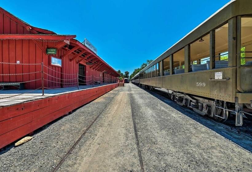 Quaint Jamestown Home W/ Yard: Half Mi To Downtown