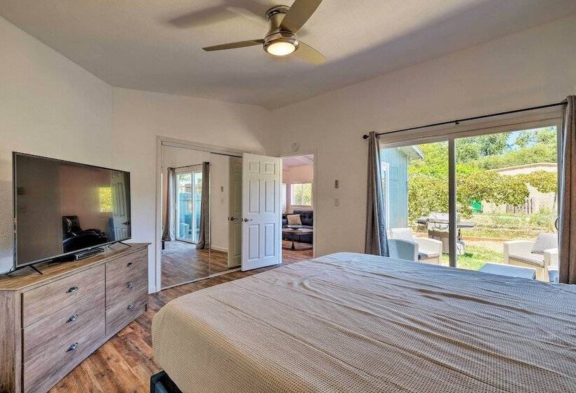 Quaint Jamestown Home W/ Yard: Half Mi To Downtown