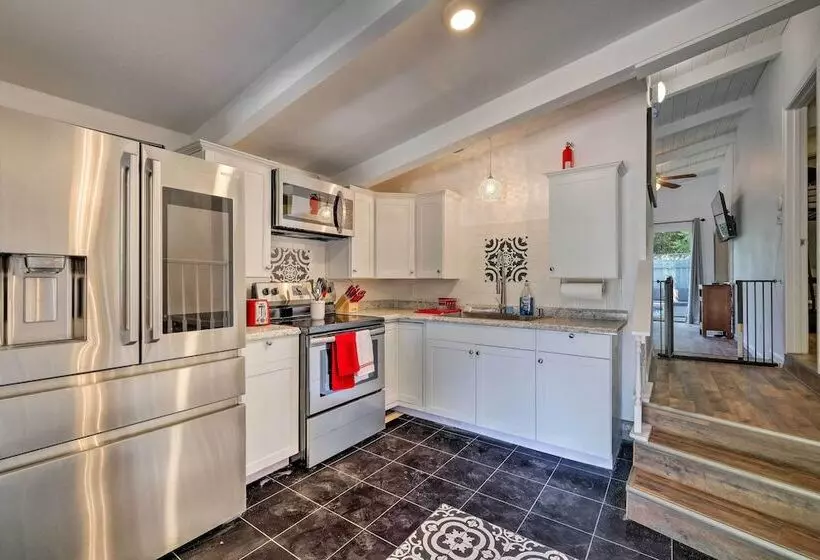 Quaint Jamestown Home W/ Yard: Half Mi To Downtown