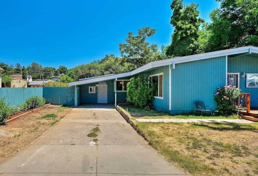 Quaint Jamestown Home W/ Yard: Half Mi To Downtown