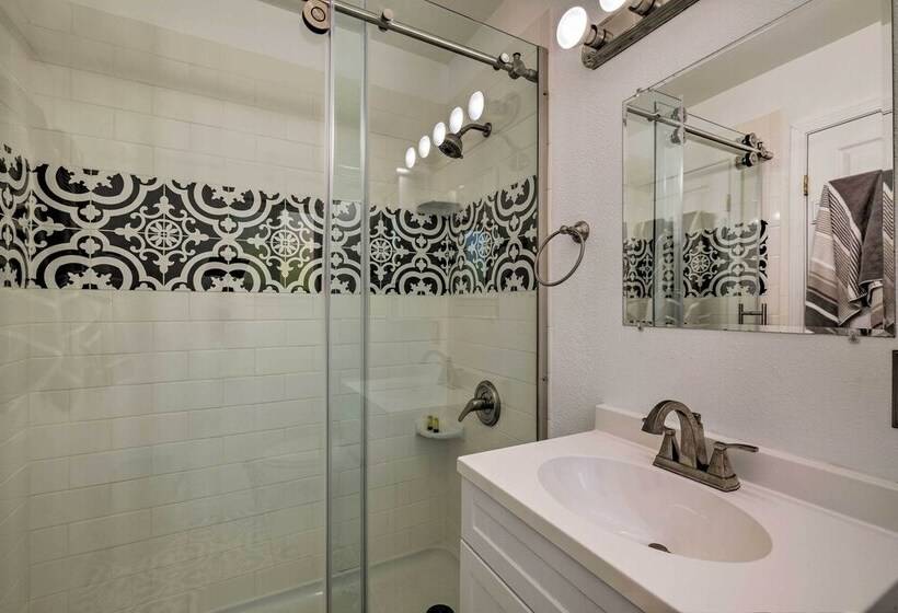 Quaint Jamestown Home W/ Yard: Half Mi To Downtown