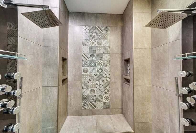 Lakefront Afton Home W/ Hot Tub & Shared Dock!