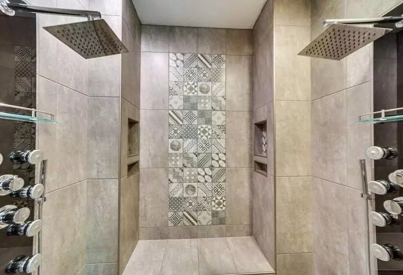 Lakefront Afton Home W/ Hot Tub & Shared Dock!