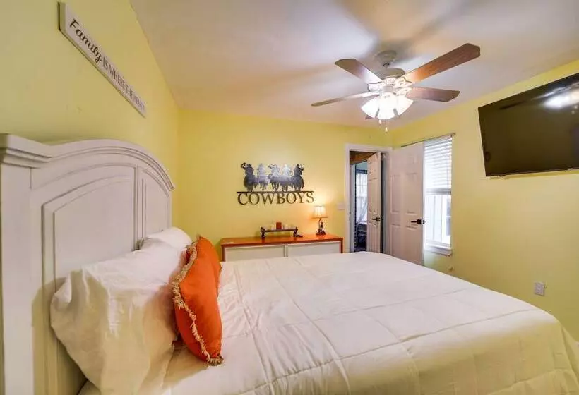 Lakefront Afton Home W/ Hot Tub & Shared Dock!