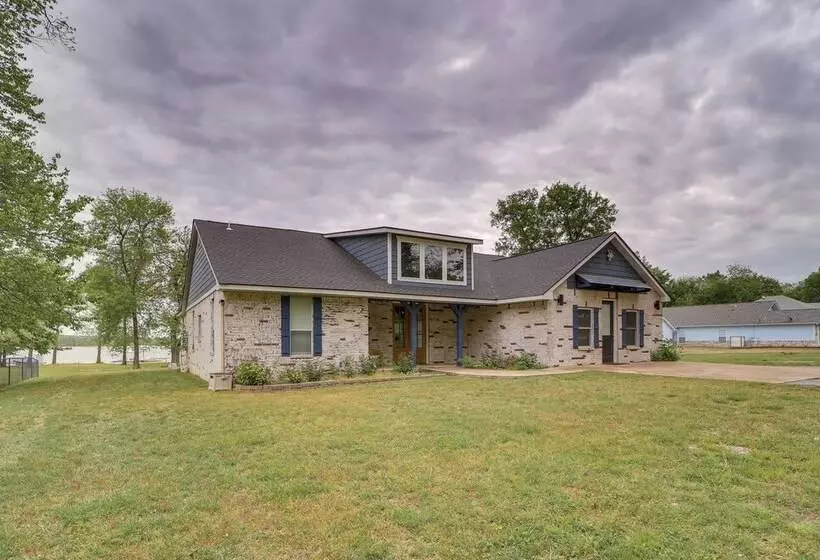 Lakefront Afton Home W/ Hot Tub & Shared Dock!